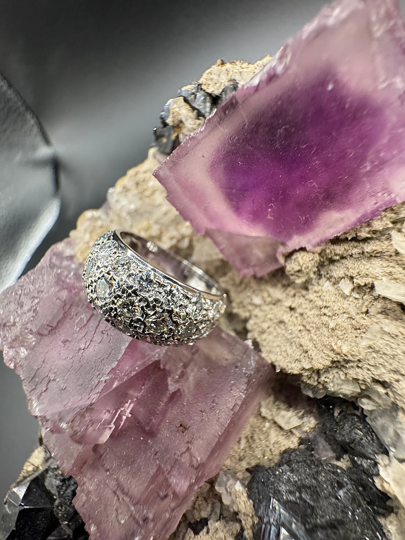 Wirkungsvoller Weißgoldring in 14 Karat mit hochfeinen Brillanten im Pavé-Verschnitt