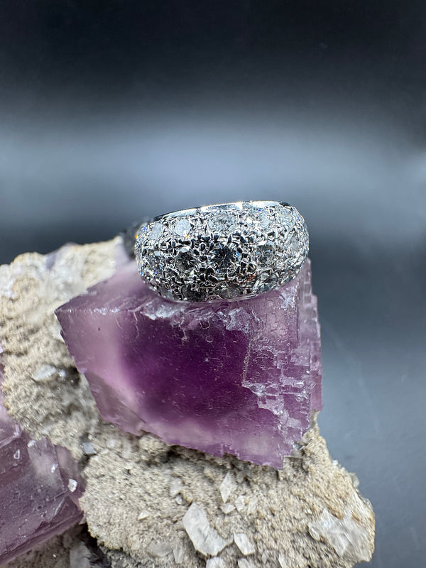 Wirkungsvoller Weißgoldring in 14 Karat mit hochfeinen Brillanten im Pavé-Verschnitt