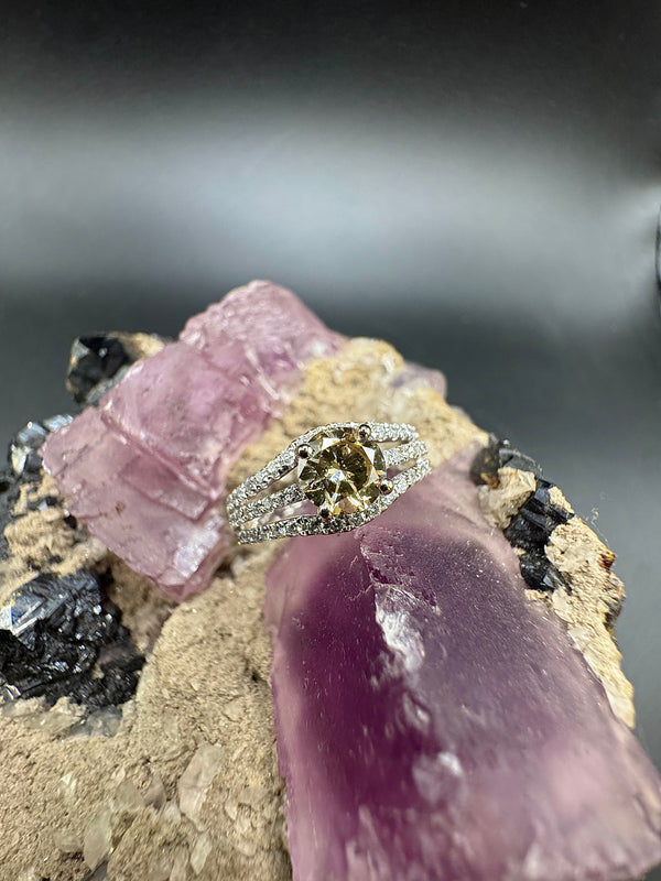 Edler Weißgoldring in 18 Karat mit über 1.3 Karat Brillanten - großer Champagner-Brillant