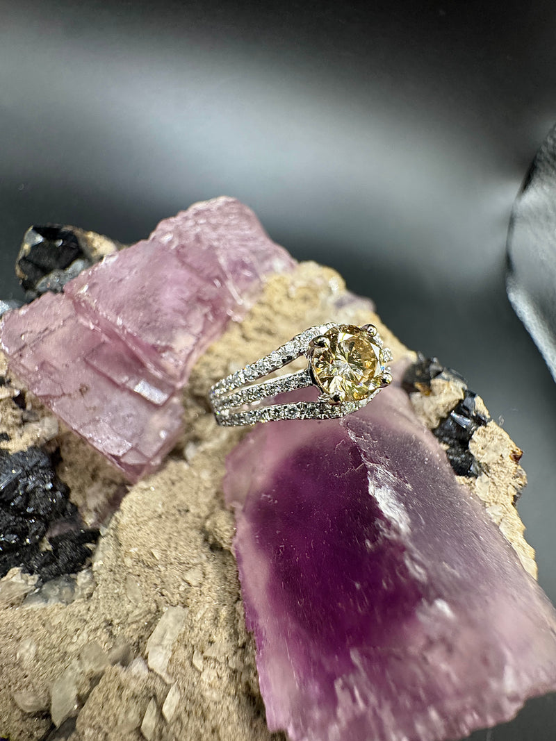 Edler Weißgoldring in 18 Karat mit über 1.3 Karat Brillanten - großer Champagner-Brillant