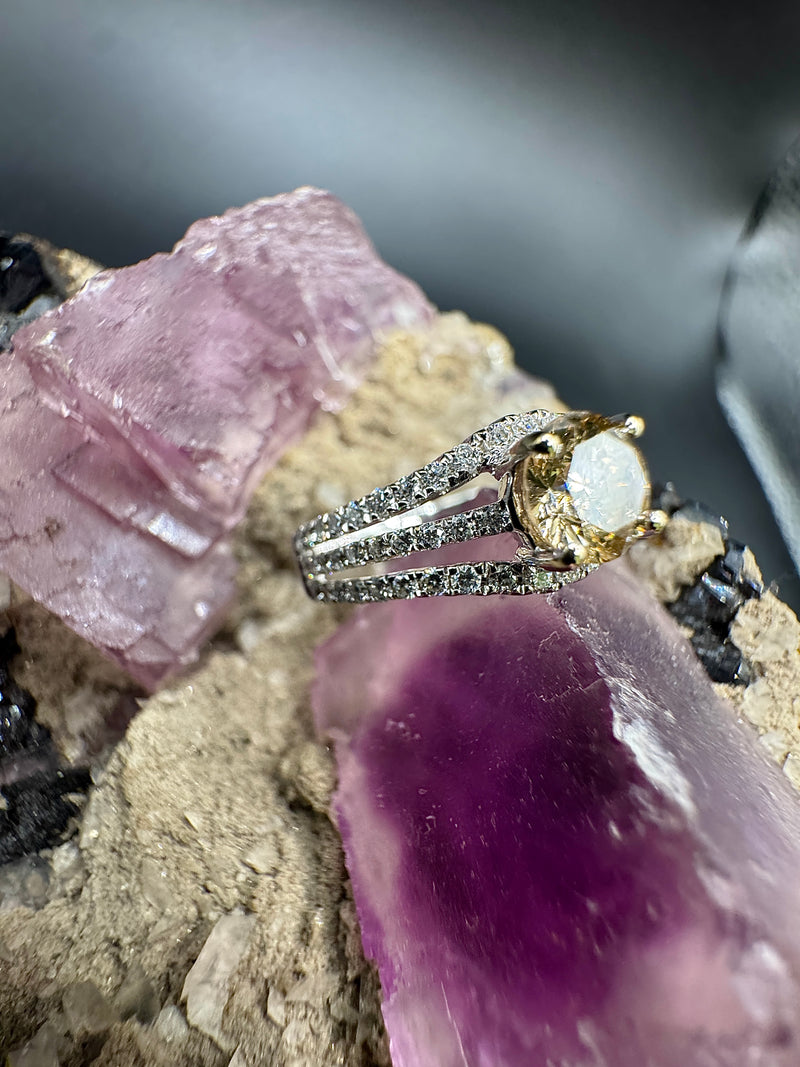 Edler Weißgoldring in 18 Karat mit über 1.3 Karat Brillanten - großer Champagner-Brillant