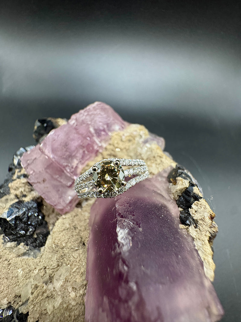 Edler Weißgoldring in 18 Karat mit über 1.3 Karat Brillanten - großer Champagner-Brillant
