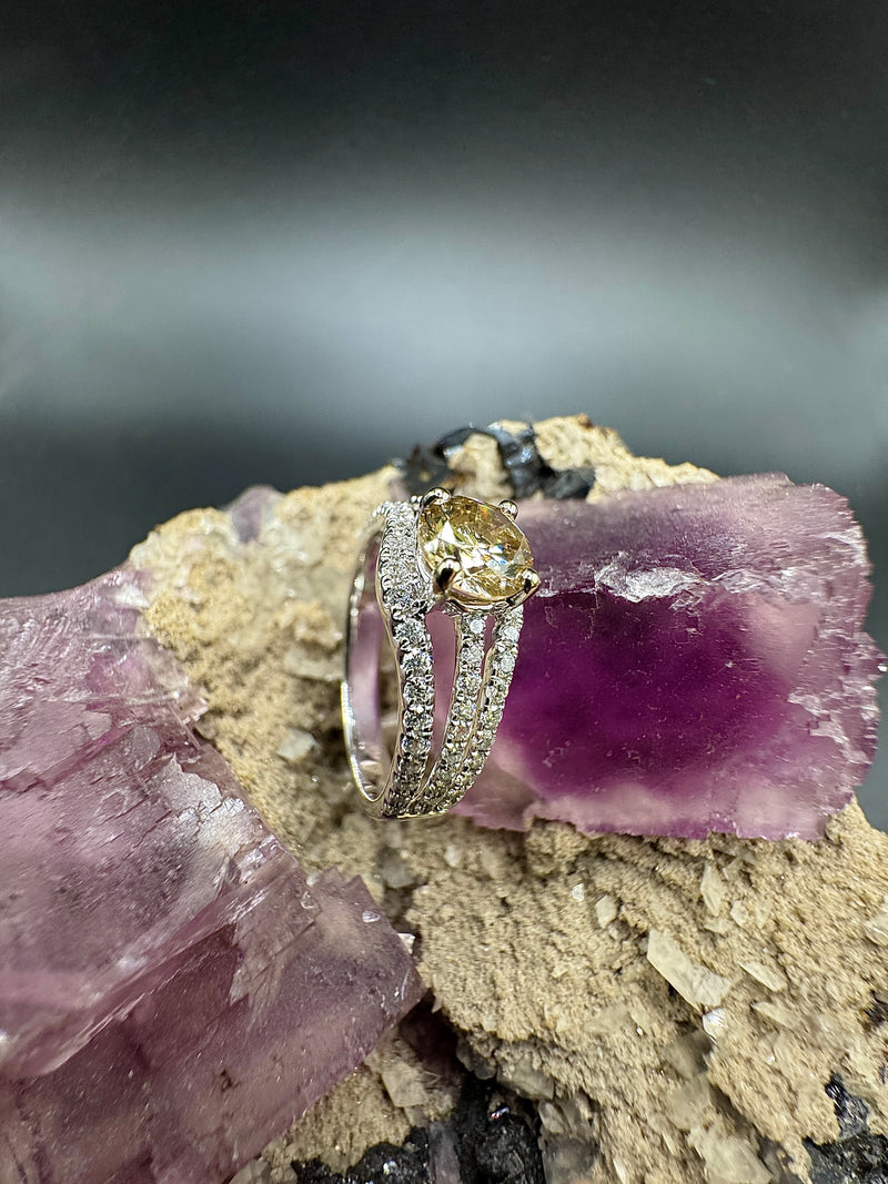 Edler Weißgoldring in 18 Karat mit über 1.3 Karat Brillanten - großer Champagner-Brillant