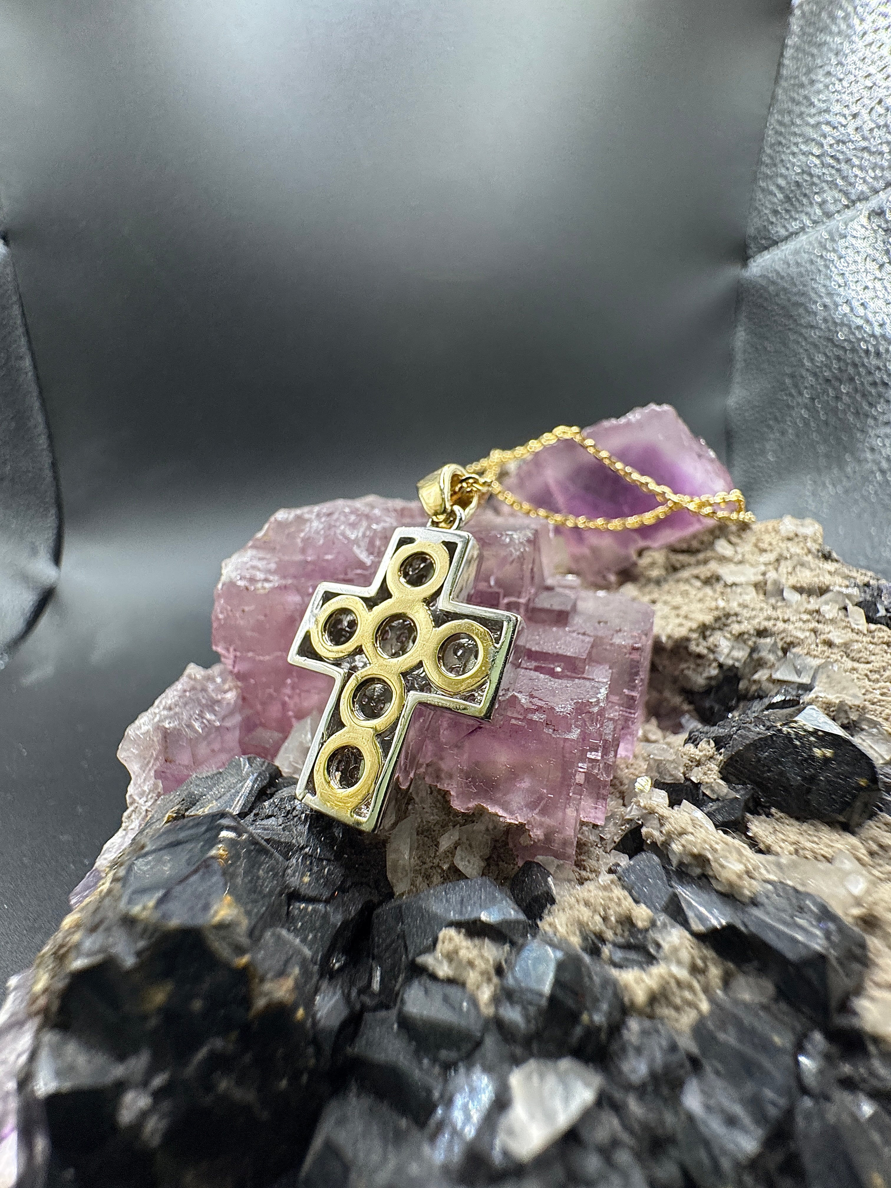 Handgefertigter Kreuzanhänger in 14 Karat Gold mit hochfeinen Brillanten