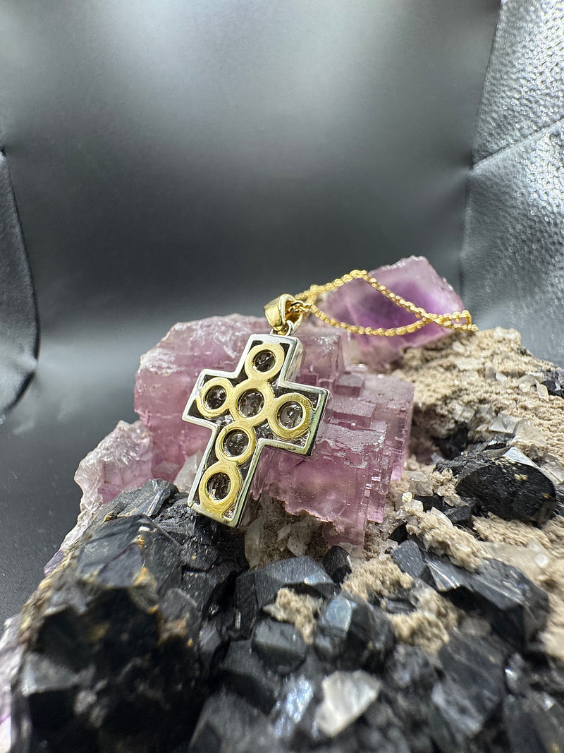 Handgefertigter Kreuzanhänger in 14 Karat Gold mit hochfeinen Brillanten