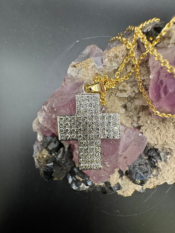 Handgefertigter Kreuzanhänger in 14 Karat Gold mit hochfeinen Brillanten