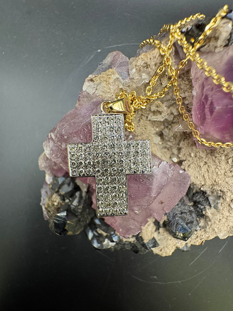 Handgefertigter Kreuzanhänger in 14 Karat Gold mit hochfeinen Brillanten