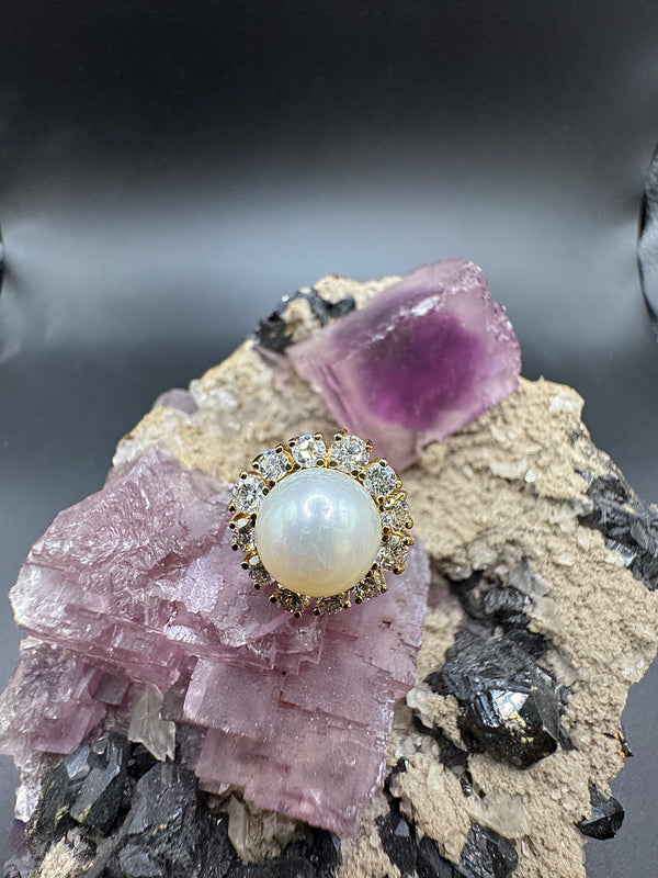 Zeitloser Perlenring in 14 Karat Gelbgold mit 1,3 carat Brillanten