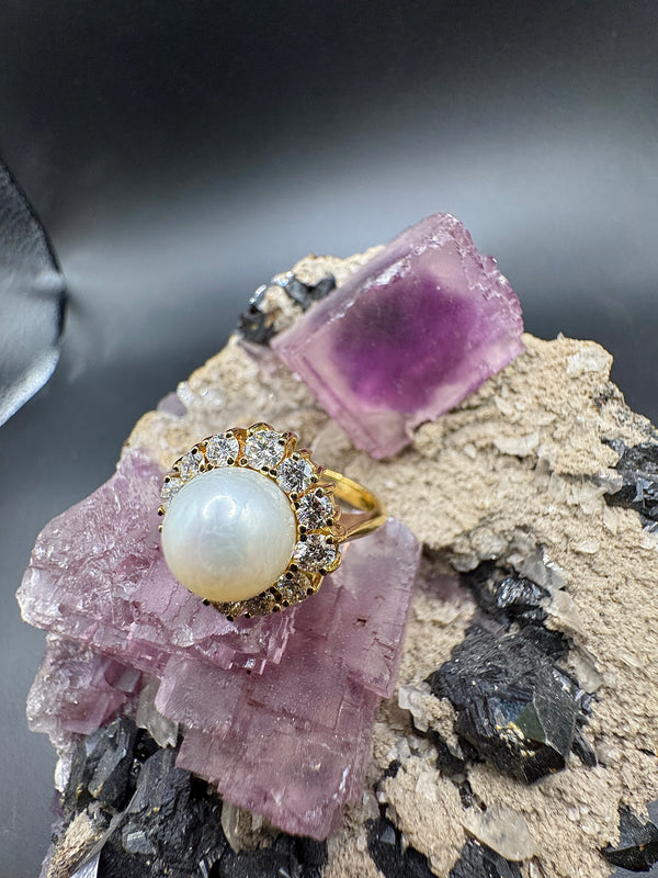 Zeitloser Perlenring in 14 Karat Gelbgold mit 1,3 carat Brillanten
