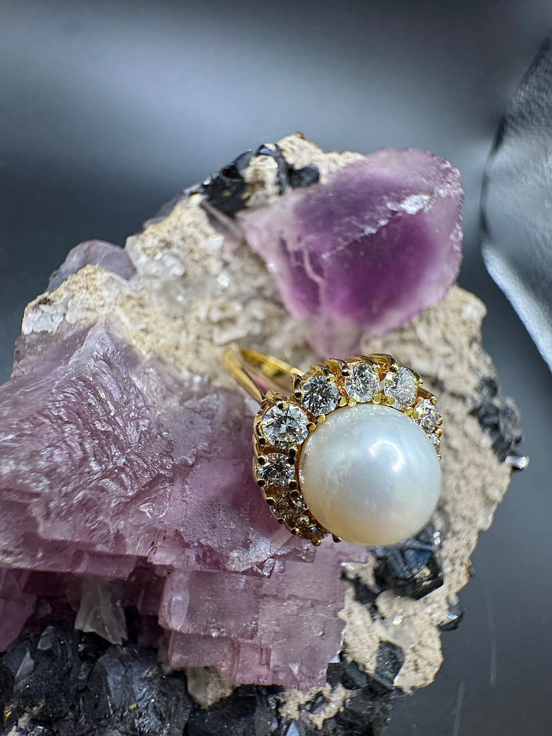 Zeitloser Perlenring in 14 Karat Gelbgold mit 1,3 carat Brillanten