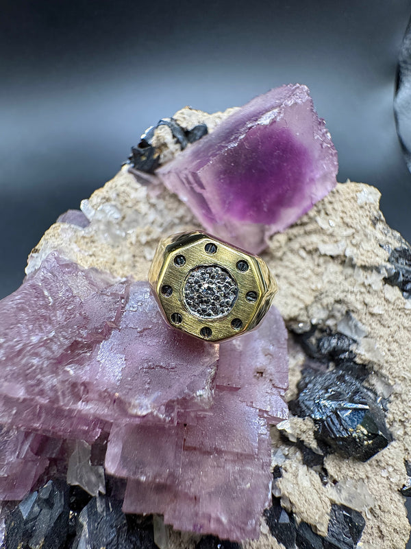 Robuster Unisex Ring in 18 Karat Gold mit Schrauben-Optik und Brillanten