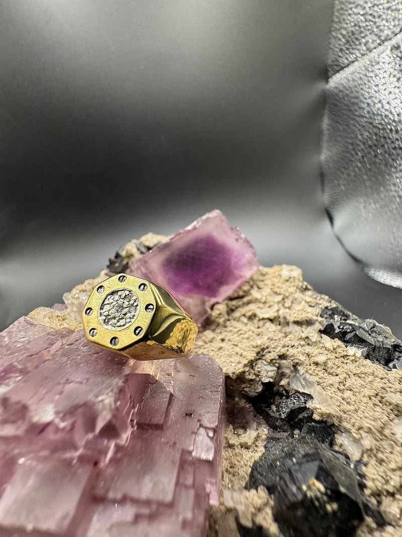 Robuster Unisex Ring in 18 Karat Gold mit Schrauben-Optik und Brillanten