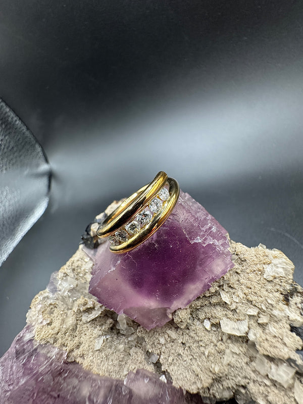 Eleganter Designerring in 14 Karat Gelbgold mit lebhaften Brillanten