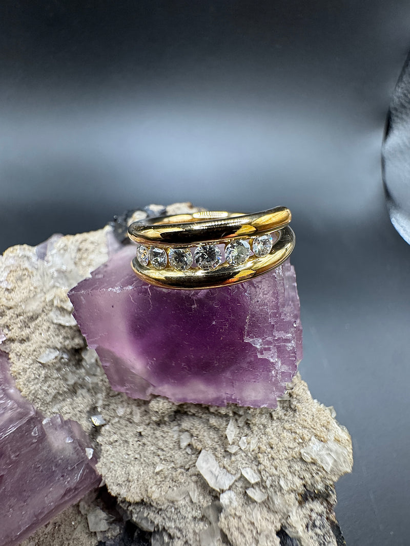 Eleganter Designerring in 14 Karat Gelbgold mit lebhaften Brillanten