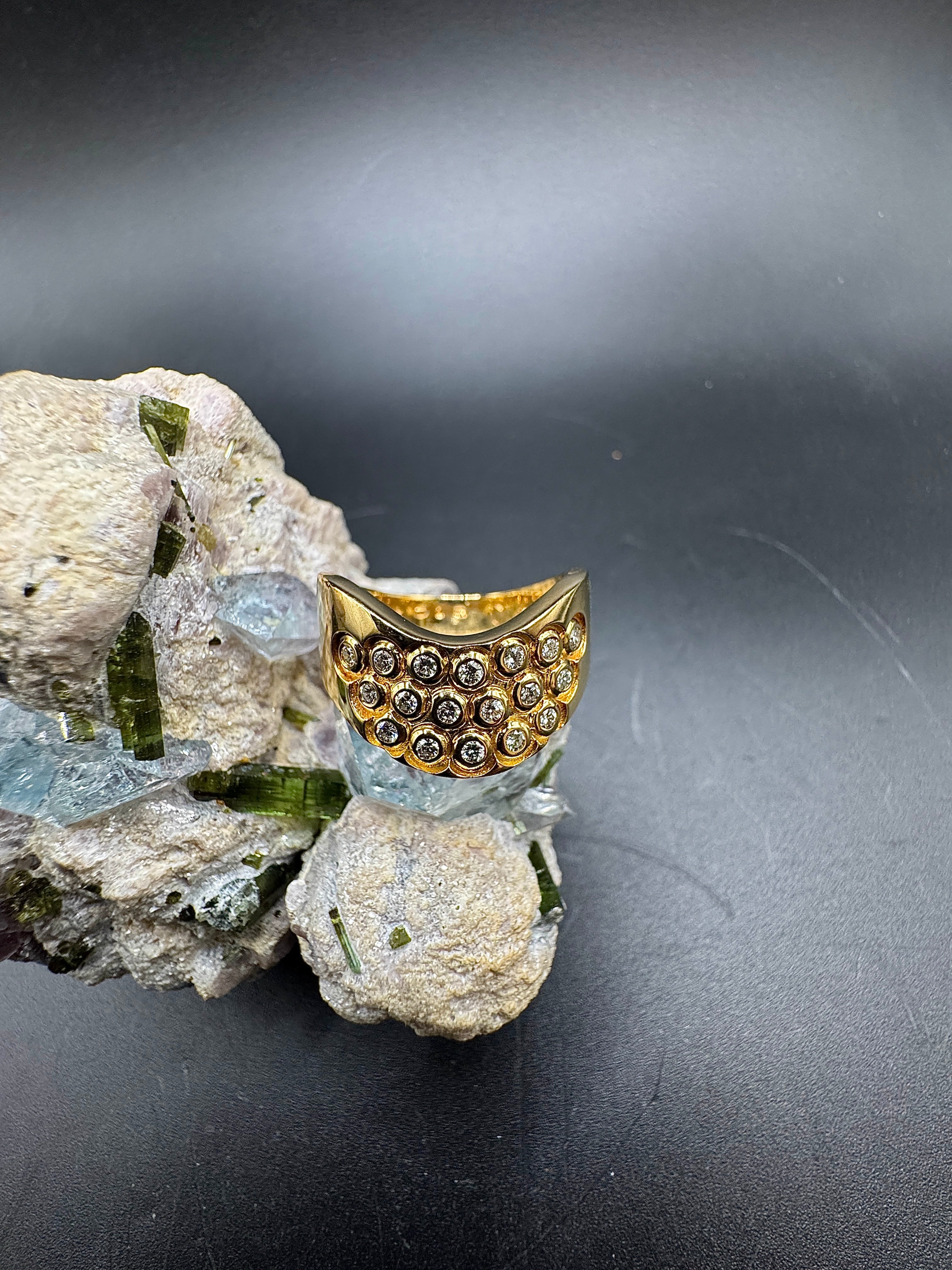 Elegante geelgouden ring van 18 karaat met zeer fijne diamanten