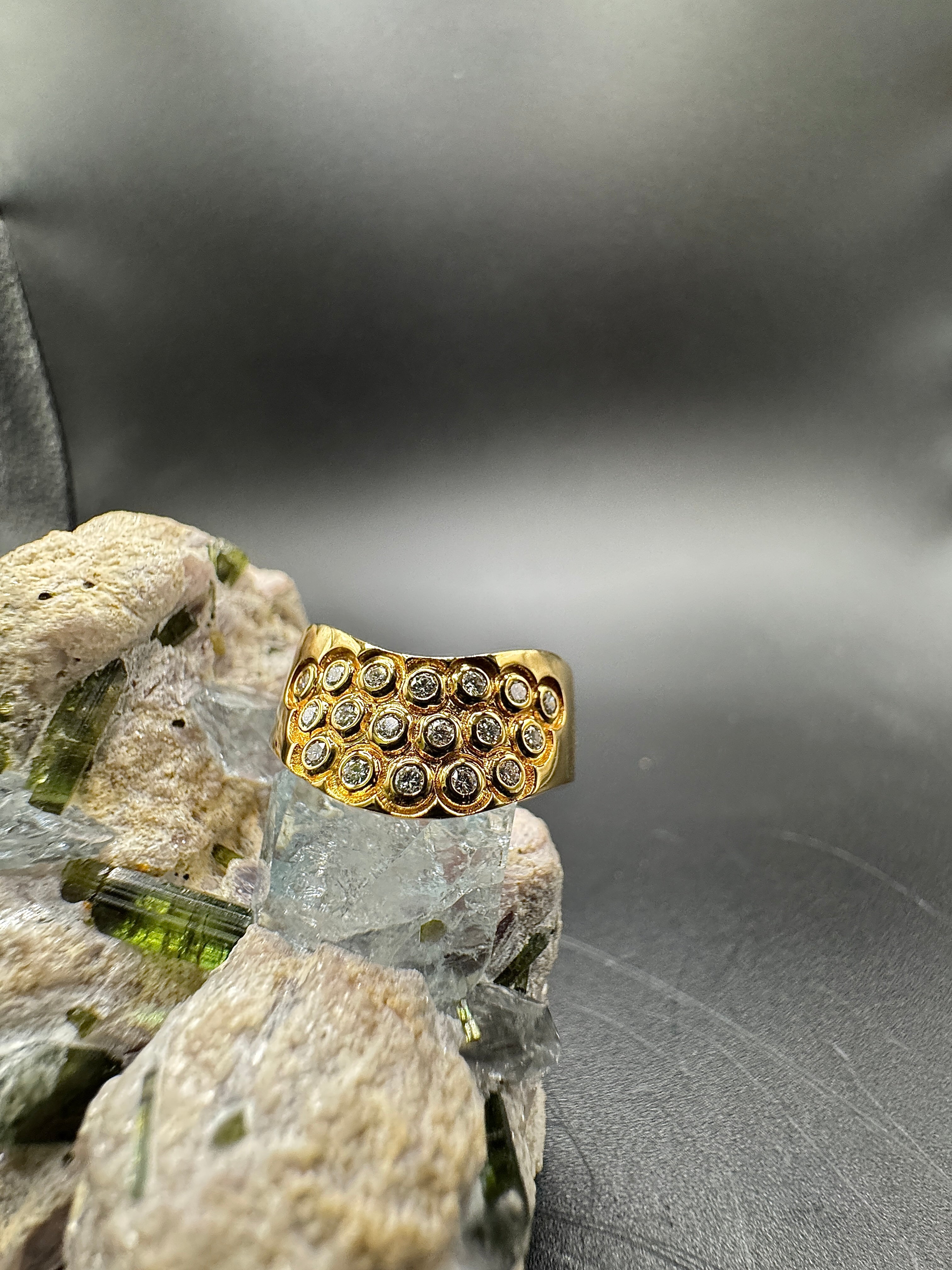 Elegante geelgouden ring van 18 karaat met zeer fijne diamanten