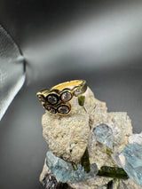 Stilvoller und eleganter Ring in 18 Karat Gelbgold mit hochfeinen Brillanten