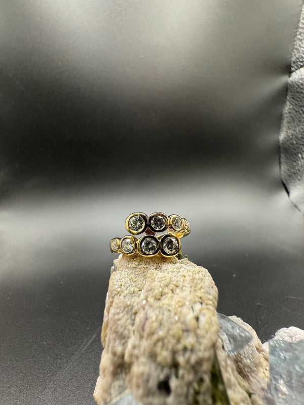 Stilvoller und eleganter Ring in 18 Karat Gelbgold mit hochfeinen Brillanten