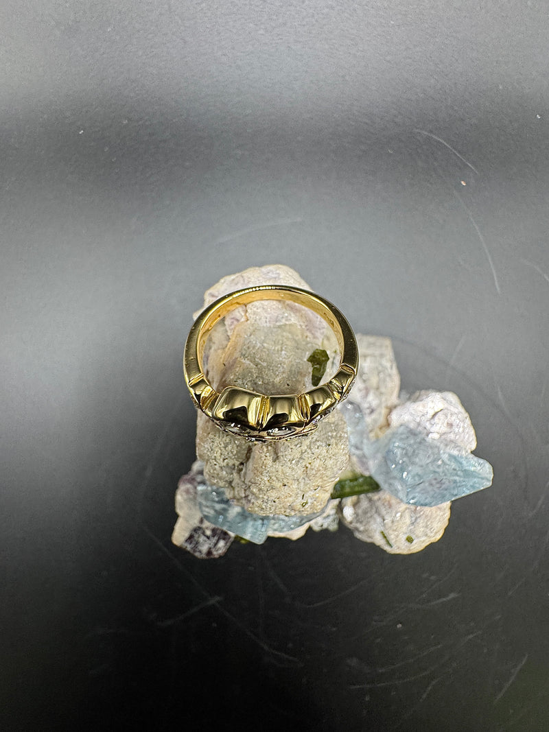 Stilvoller und eleganter Ring in 18 Karat Gelbgold mit hochfeinen Brillanten