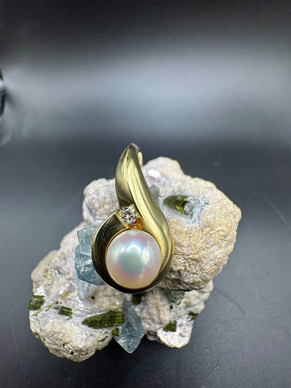 Eleganter Vintage-Anhänger in 14 Karat Gelbgold mit Brillant und Akoya-Perle