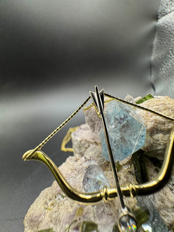Amore Pfeil und Bogen in 14 Karat Gelbgold mit hochfeinen Brillant-Tropfen