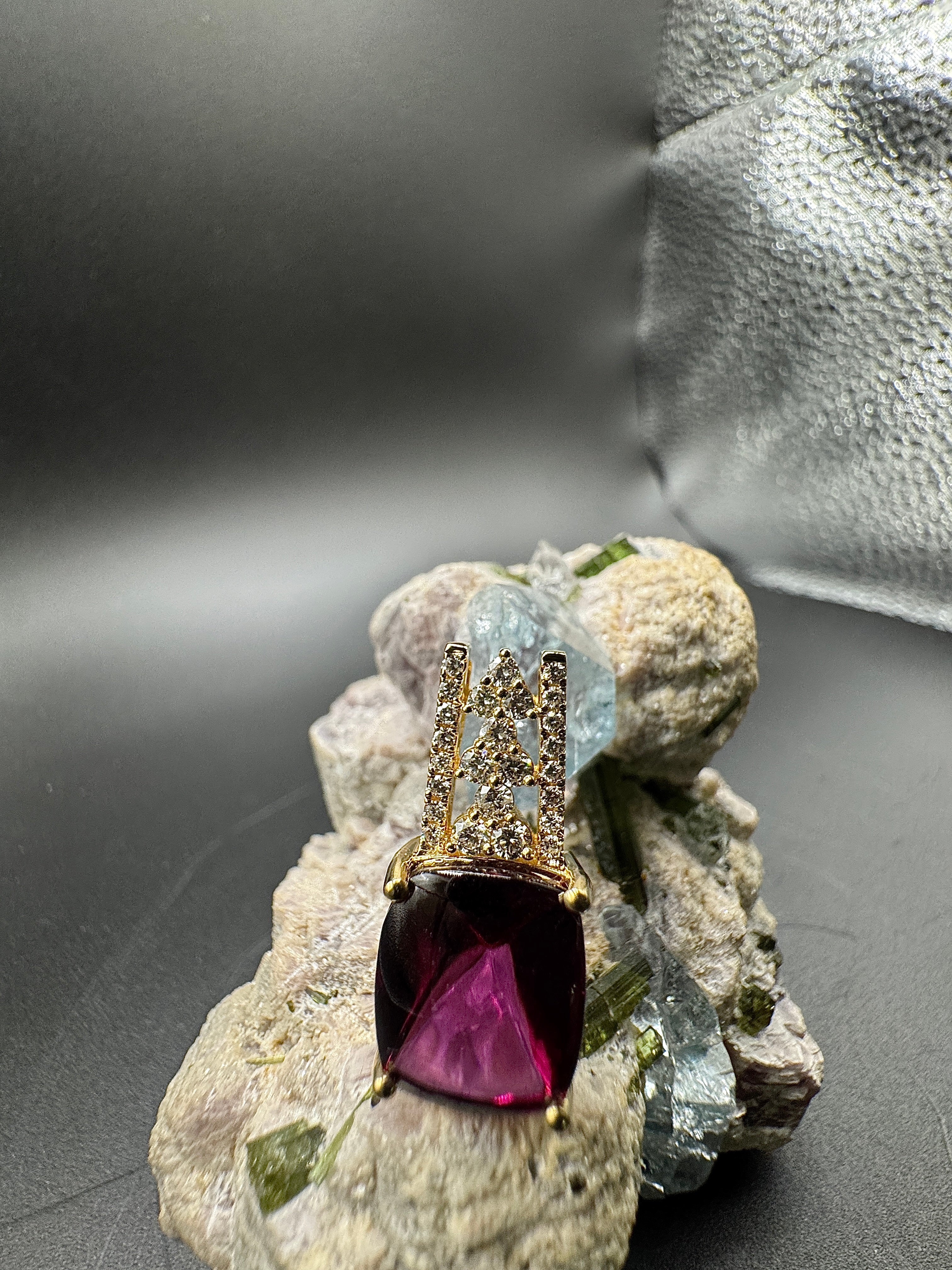 Moderne edelsteenhanger in 18 karaat geelgoud met grote rhodoliet en fijne briljant geslepen diamanten