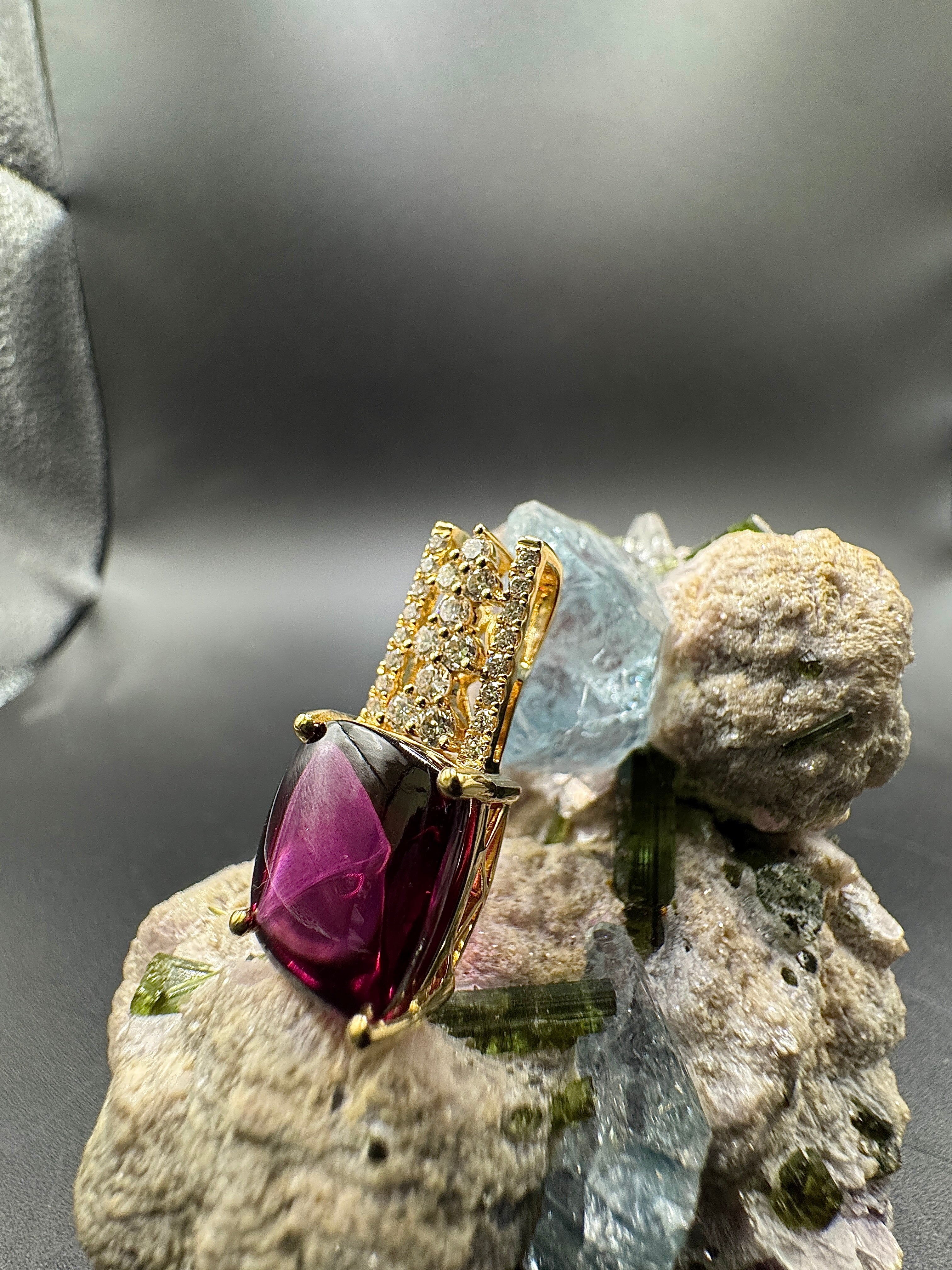 Moderne edelsteenhanger in 18 karaat geelgoud met grote rhodoliet en fijne briljant geslepen diamanten