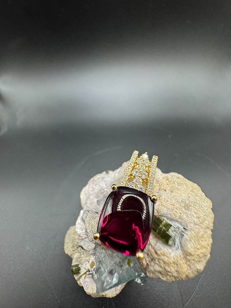 Moderner Edelsteinanhänger in 18 Karat Gelbgold mit großen Rhodolith und feinen Brillanten