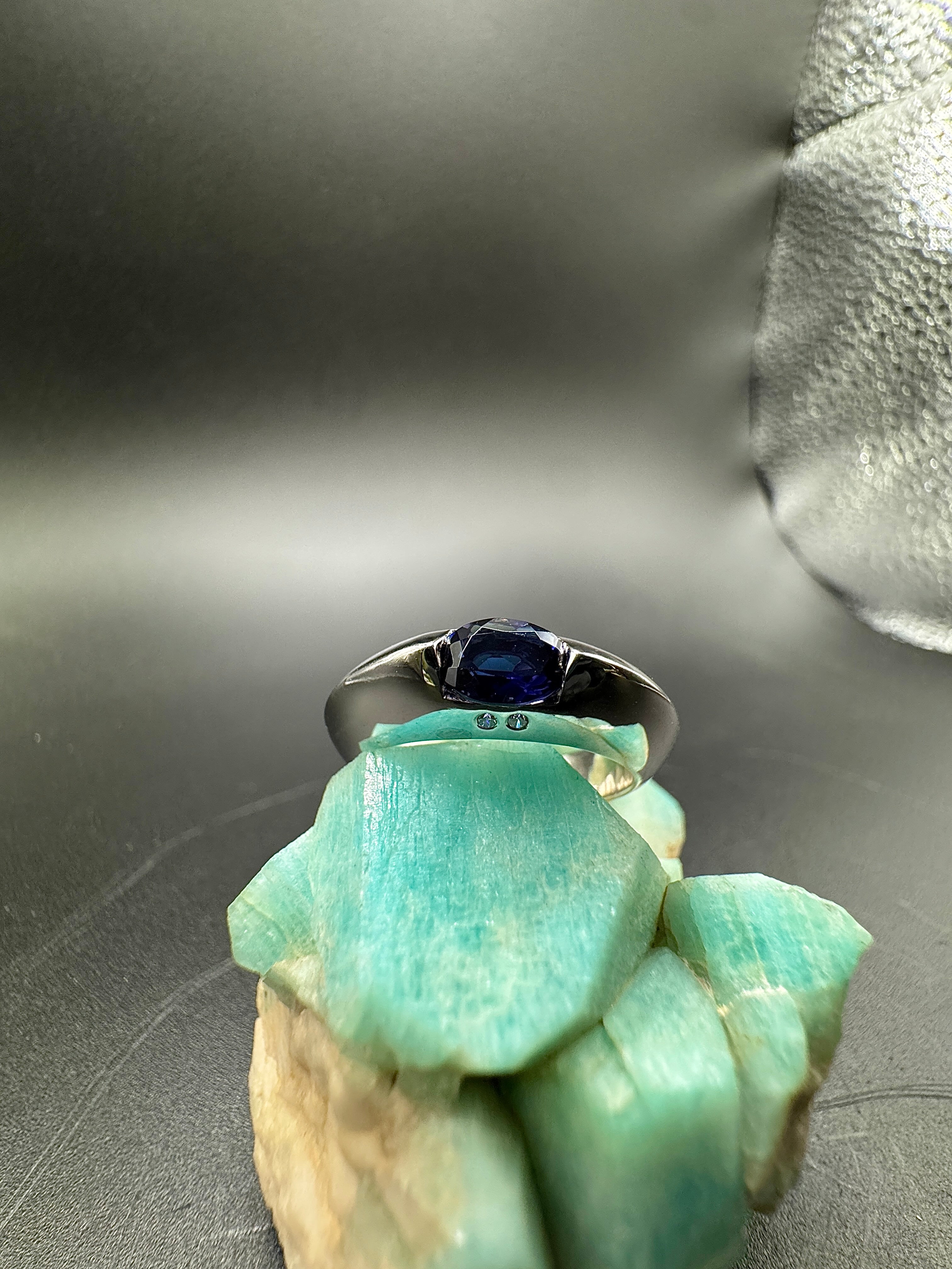Ausgefallener Weißgoldring in 14 Karat mit violetten Cordierit und Brillanten