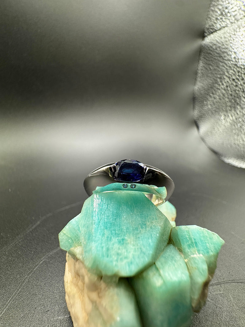 Ausgefallener Weißgoldring in 14 Karat mit violetten Cordierit und Brillanten