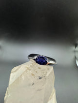 Ausgefallener Weißgoldring in 14 Karat mit violetten Cordierit und Brillanten