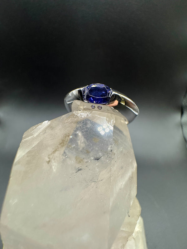 Ausgefallener Weißgoldring in 14 Karat mit violetten Cordierit und Brillanten