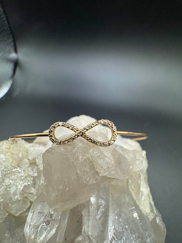 Zierlicher Armreif in 18 Karat warmem Roségold mit Unendlichkeitszeichen