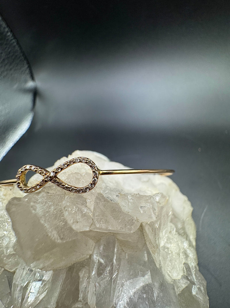 Zierlicher Armreif in 18 Karat warmem Roségold mit Unendlichkeitszeichen
