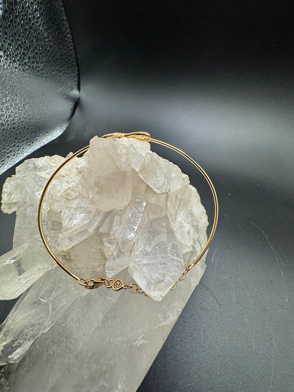 Zierlicher Armreif in 18 Karat warmem Roségold mit Unendlichkeitszeichen