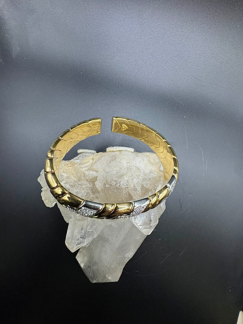 Massiver und edler Armreif in 18 Karat Gold mit hochfeinen Brillanten