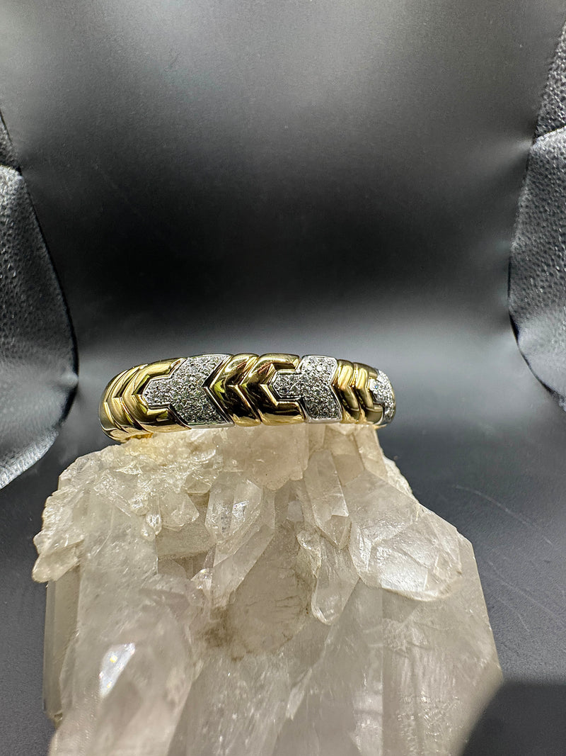 Massiver und edler Armreif in 18 Karat Gold mit hochfeinen Brillanten