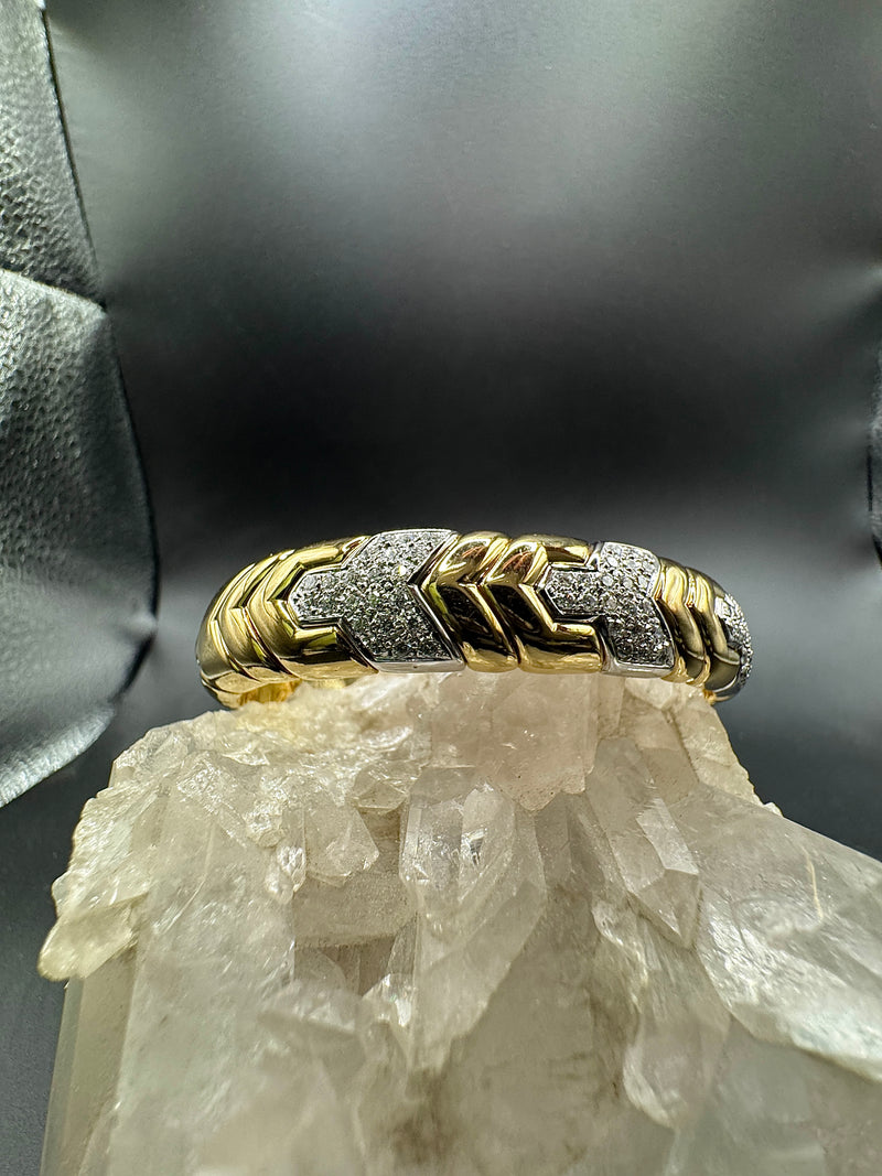 Massiver und edler Armreif in 18 Karat Gold mit hochfeinen Brillanten