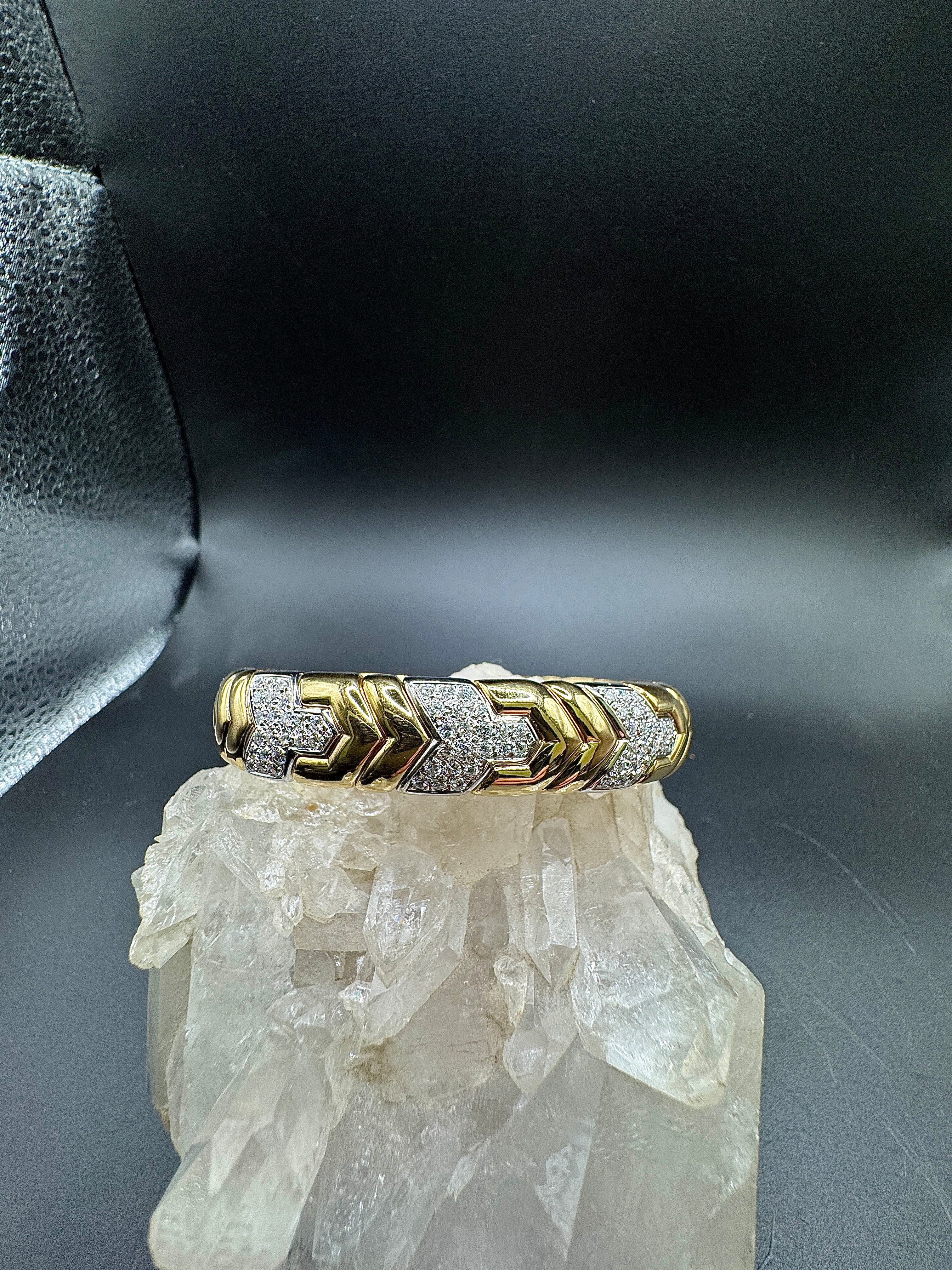 Massiver und edler Armreif in 18 Karat Gold mit hochfeinen Brillanten