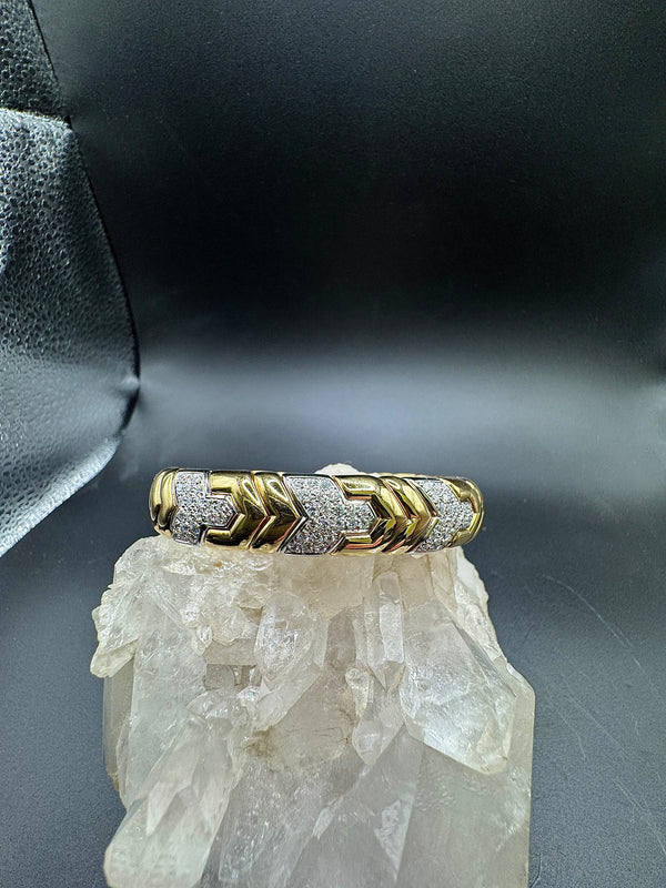 Massiver und edler Armreif in 18 Karat Gold mit hochfeinen Brillanten