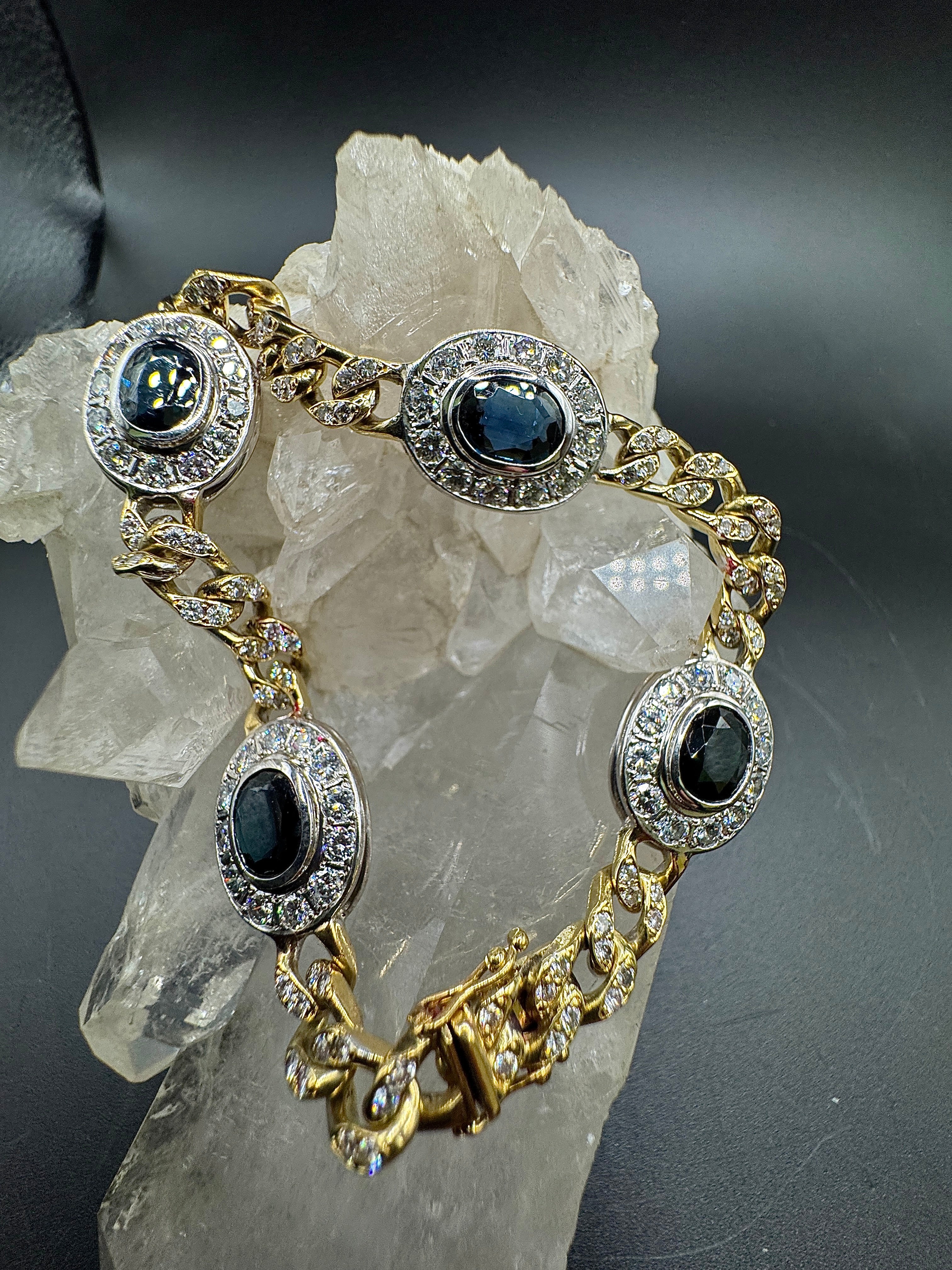 Prachtige armband van 18 karaat geel- en witgoud met meer dan 5 karaat briljant geslepen diamanten en fijne saffieren 