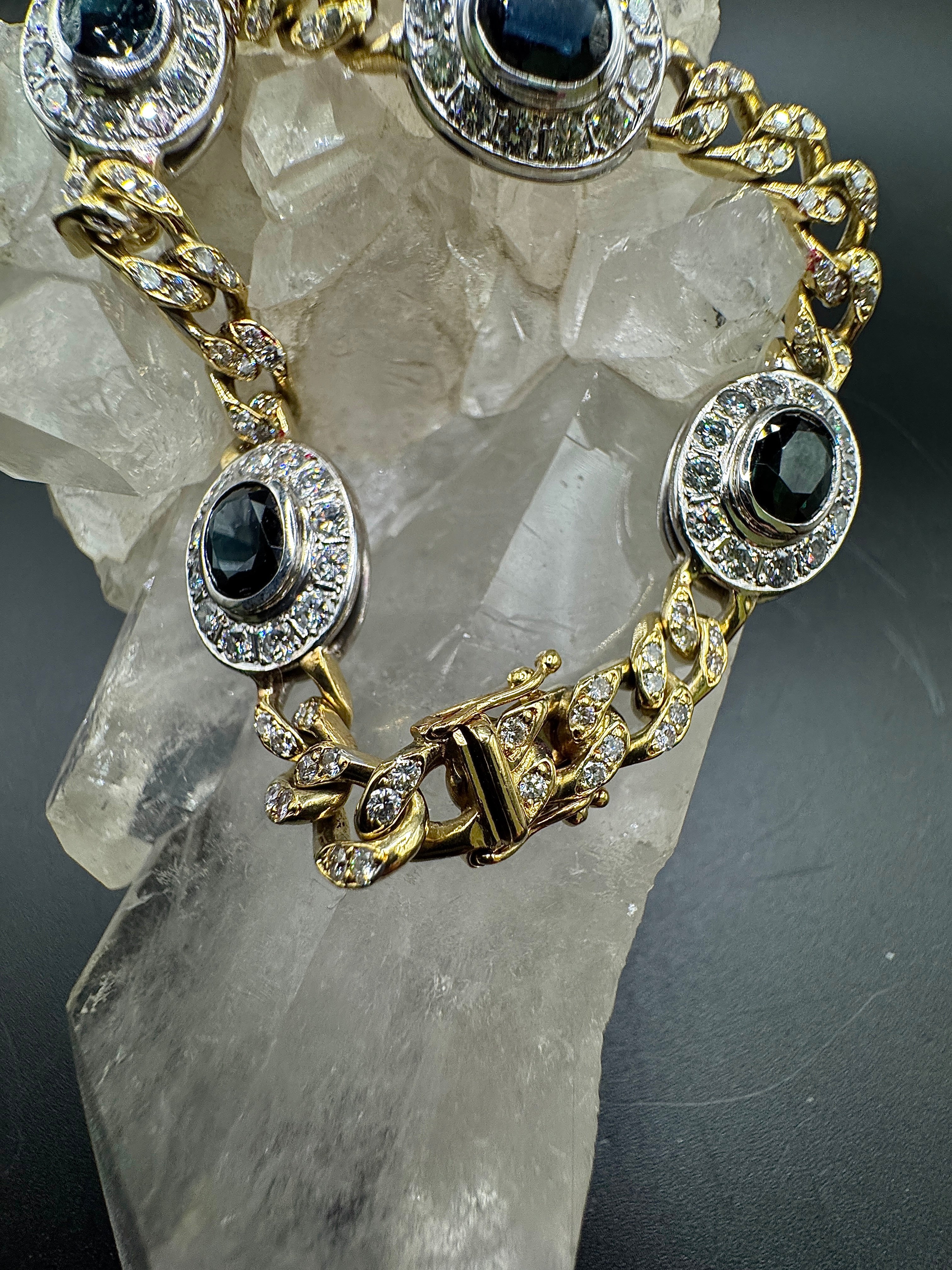 Prachtige armband van 18 karaat geel- en witgoud met meer dan 5 karaat briljant geslepen diamanten en fijne saffieren 