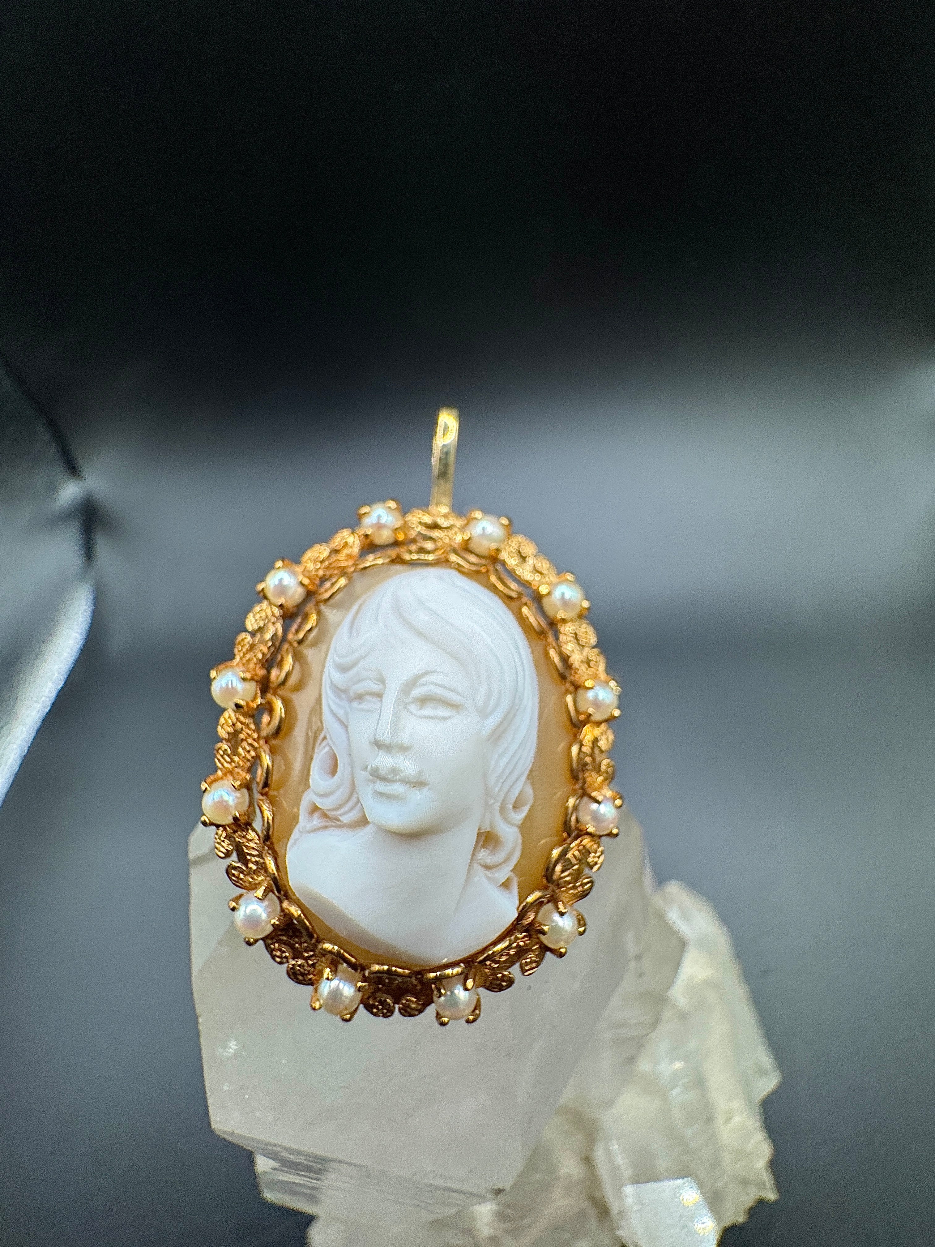 Antique brooch in 14 carat yellow gold with a beautiful shell gem