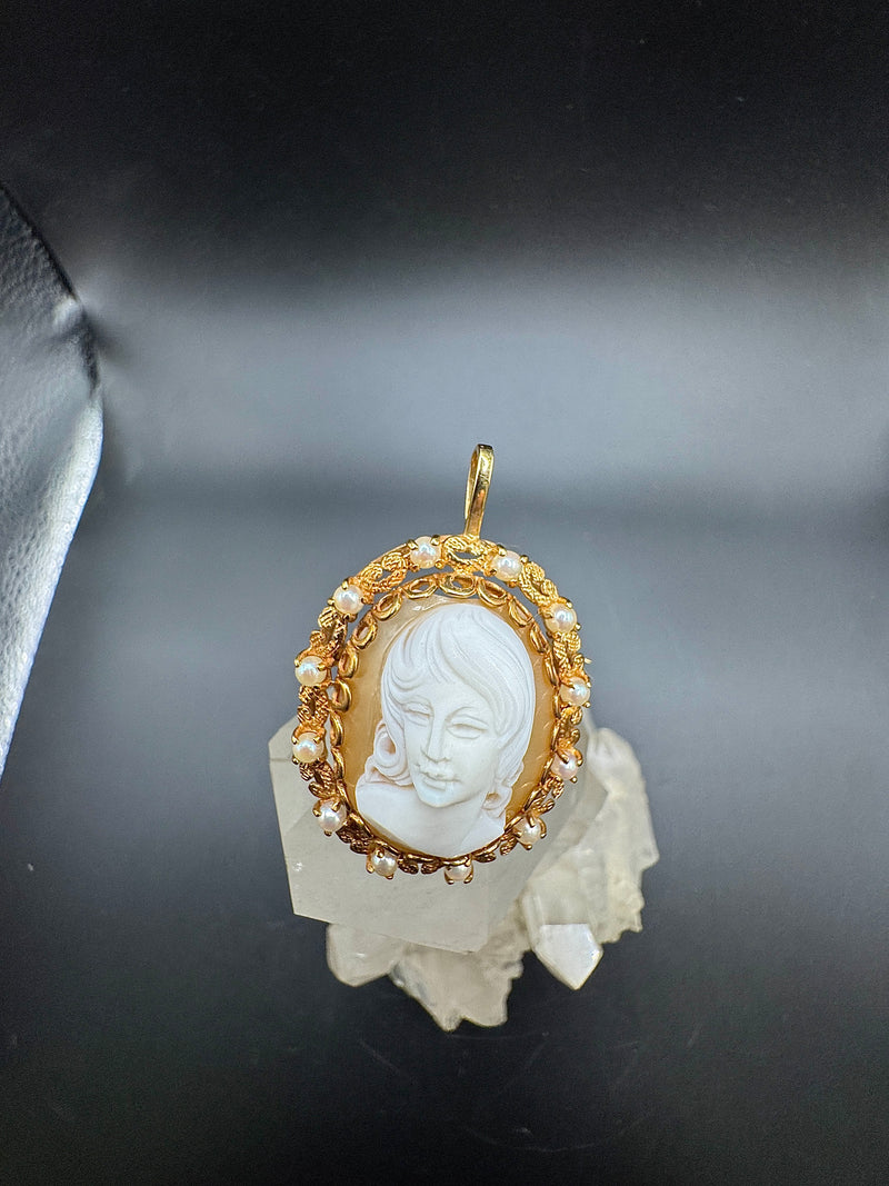 Antike Brosche in 14 Karat Gelbgold mit schöner Muschelgemme