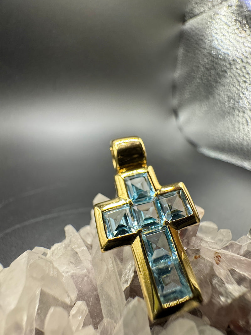 Hochwertiger handgefertigter Kreuzanhänger in 18 Karat Gelbgold mit feinen Topasen