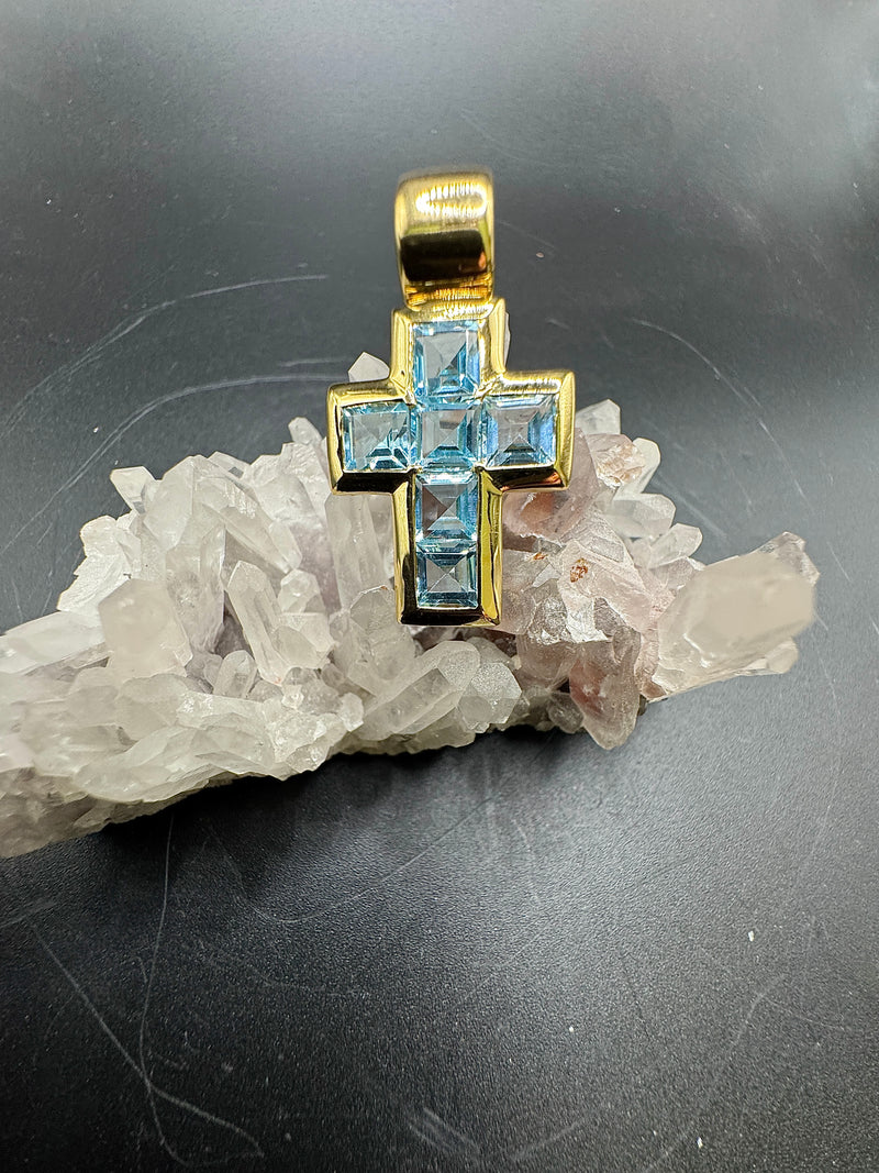 Hochwertiger handgefertigter Kreuzanhänger in 18 Karat Gelbgold mit feinen Topasen | Anhänger - Schmuck Schroll