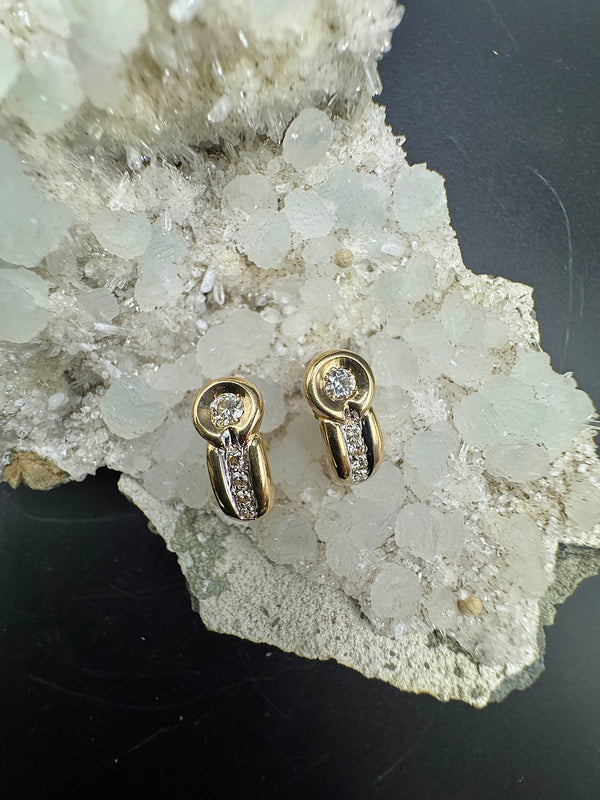 Stilvolle Ohrringe in 14 Karat Gelbgold mit lebhaften Brillanten