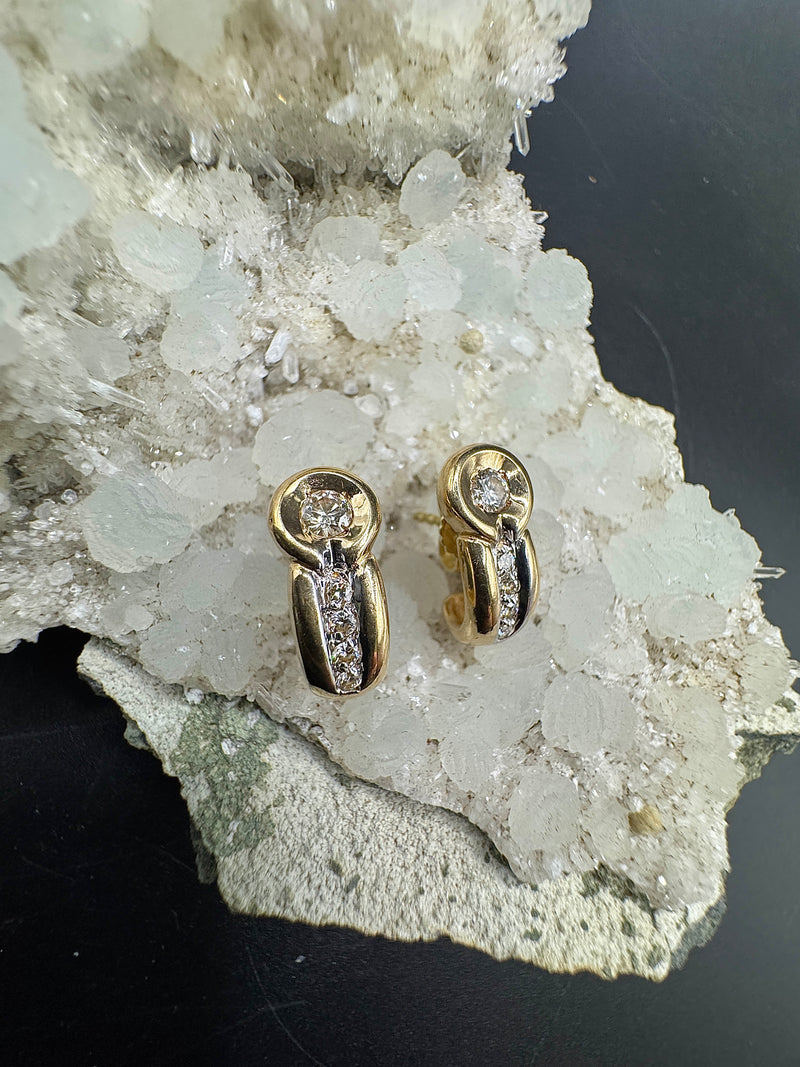 Stilvolle Ohrringe in 14 Karat Gelbgold mit lebhaften Brillanten