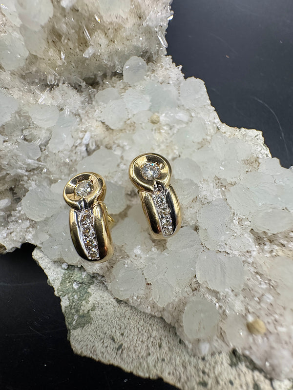 Stilvolle Ohrringe in 14 Karat Gelbgold mit lebhaften Brillanten