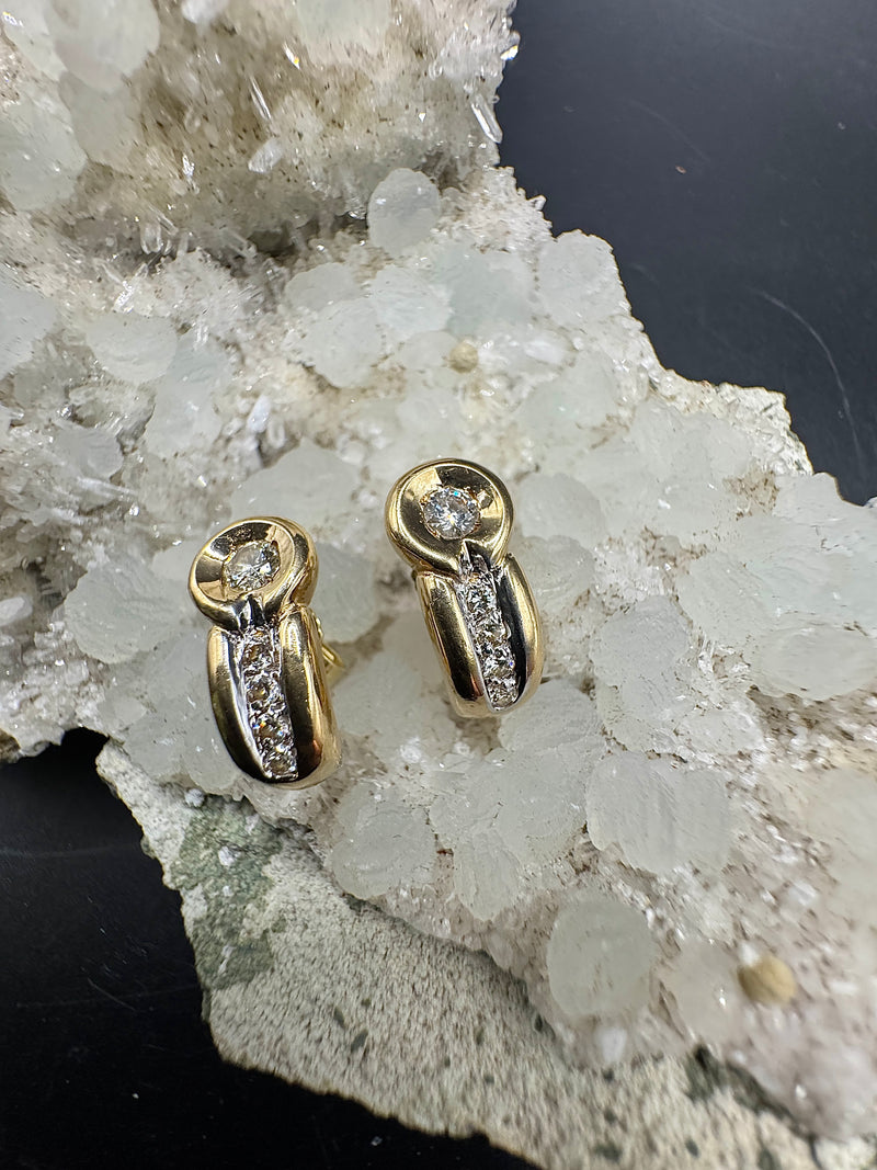 Stilvolle Ohrringe in 14 Karat Gelbgold mit lebhaften Brillanten